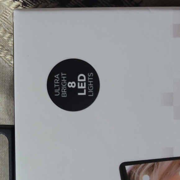 New in box Vivitar simply beautiful black compact LED mirror w/ battery included - Picture 4 of 12